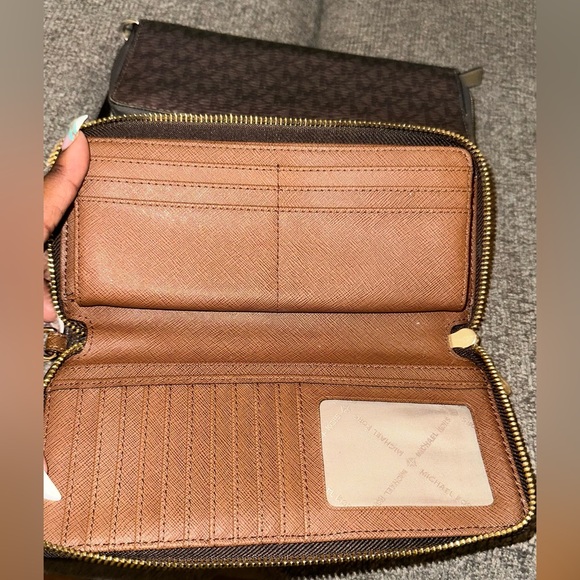 EUC Michael Kors’s wallet - Picture 2 of 5